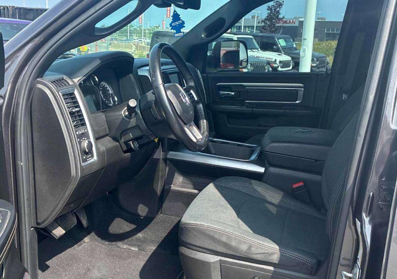 2021 RAM 1500 Classic WARLOCK | CLEAN CARFAX | HEMI | TONNEAU| LOW KMS Photo