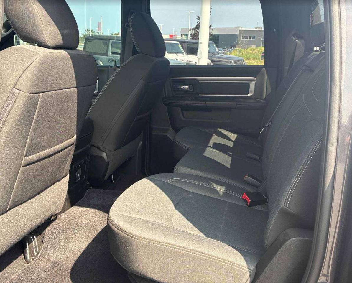2021 RAM 1500 Classic WARLOCK | CLEAN CARFAX | HEMI | TONNEAU| LOW KMS Photo