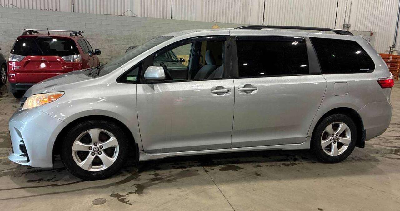 2020 Toyota Sienna LE | CLEAN CARFAX | CRUISE | 8 PASS |REAR VIEW CAM Photo2