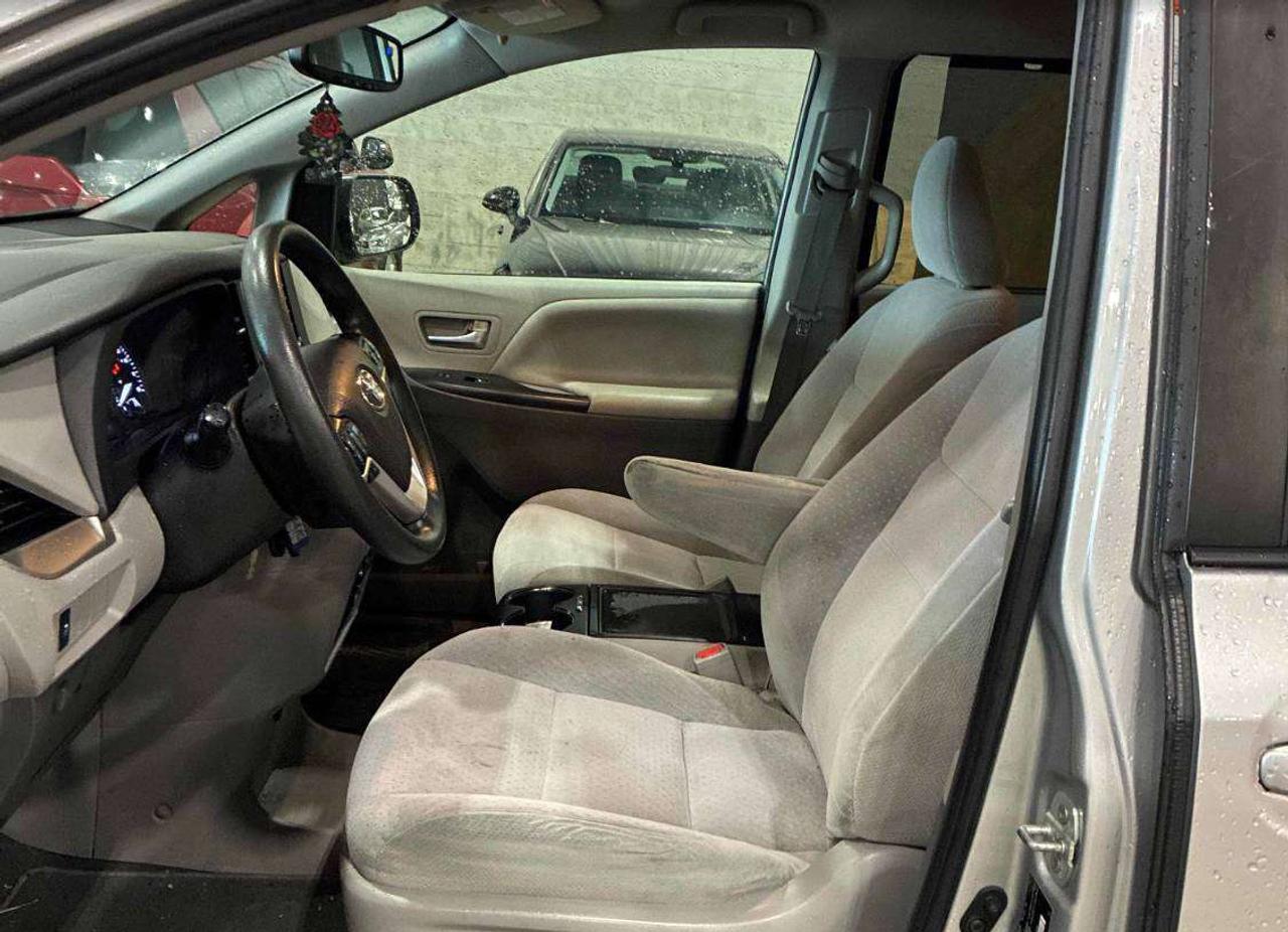 2020 Toyota Sienna LE | CLEAN CARFAX | CRUISE | 8 PASS |REAR VIEW CAM Photo