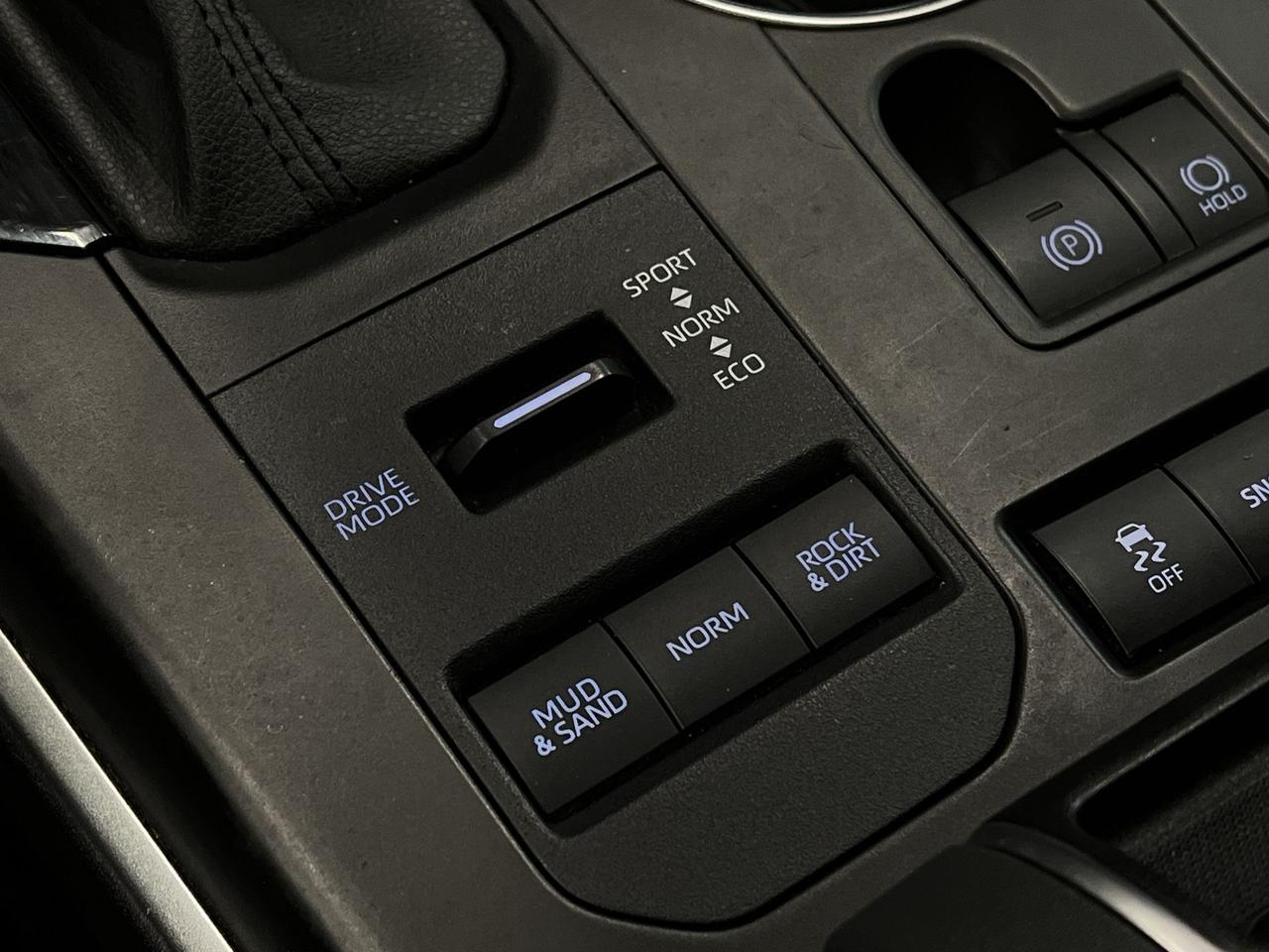 2021 Toyota Highlander AWD | 8-PASS | CARPLAY | ALLOYS | ADAPT. CRUISE Photo
