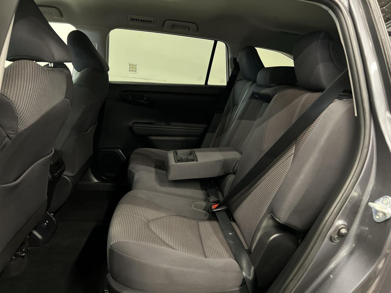 2021 Toyota Highlander AWD | 8-PASS | CARPLAY | ALLOYS | ADAPT. CRUISE Photo