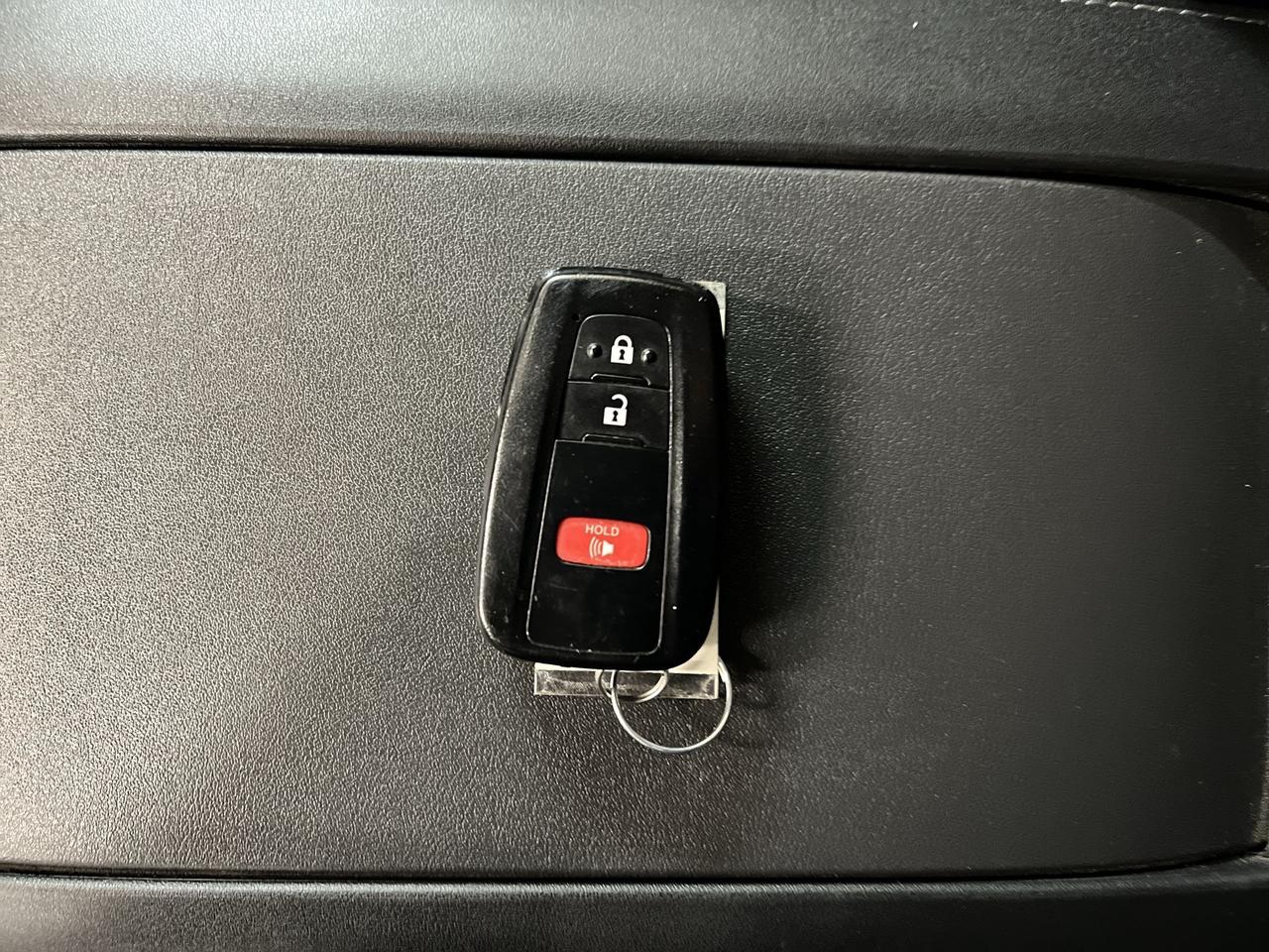 2021 Toyota Highlander AWD | 8-PASS | CARPLAY | ALLOYS | ADAPT. CRUISE Photo