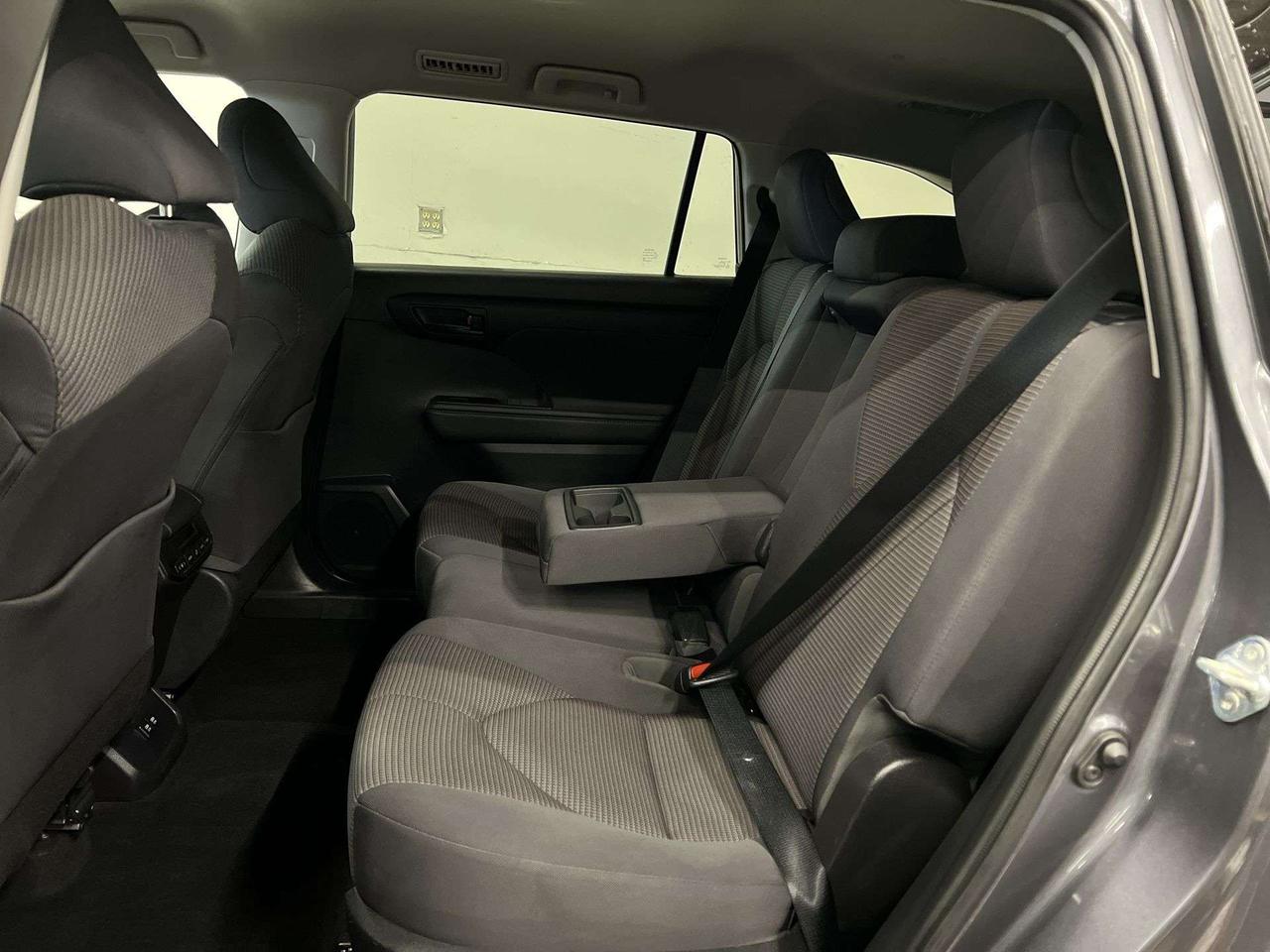 2021 Toyota Highlander AWD | 8-PASS | CARPLAY | ALLOYS | ADAPT. CRUISE Photo