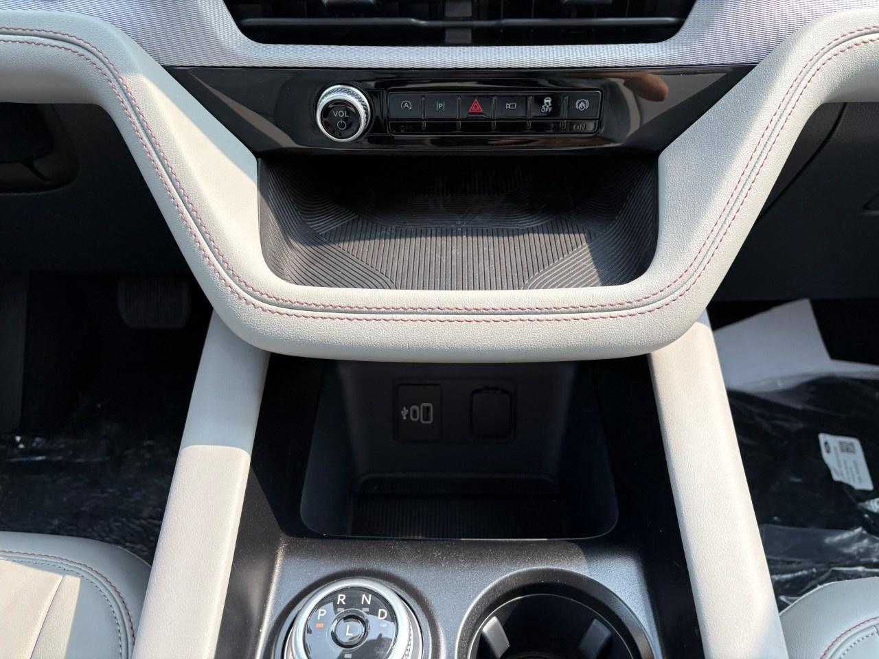 2026 Ford Explorer Active w/200A Pkg 4WD Photo