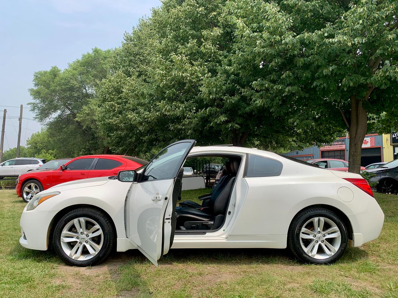 2011 Nissan Altima LOW KM SNRF CERTIFIED NEW BRAKES LEATHER LOADED Photo