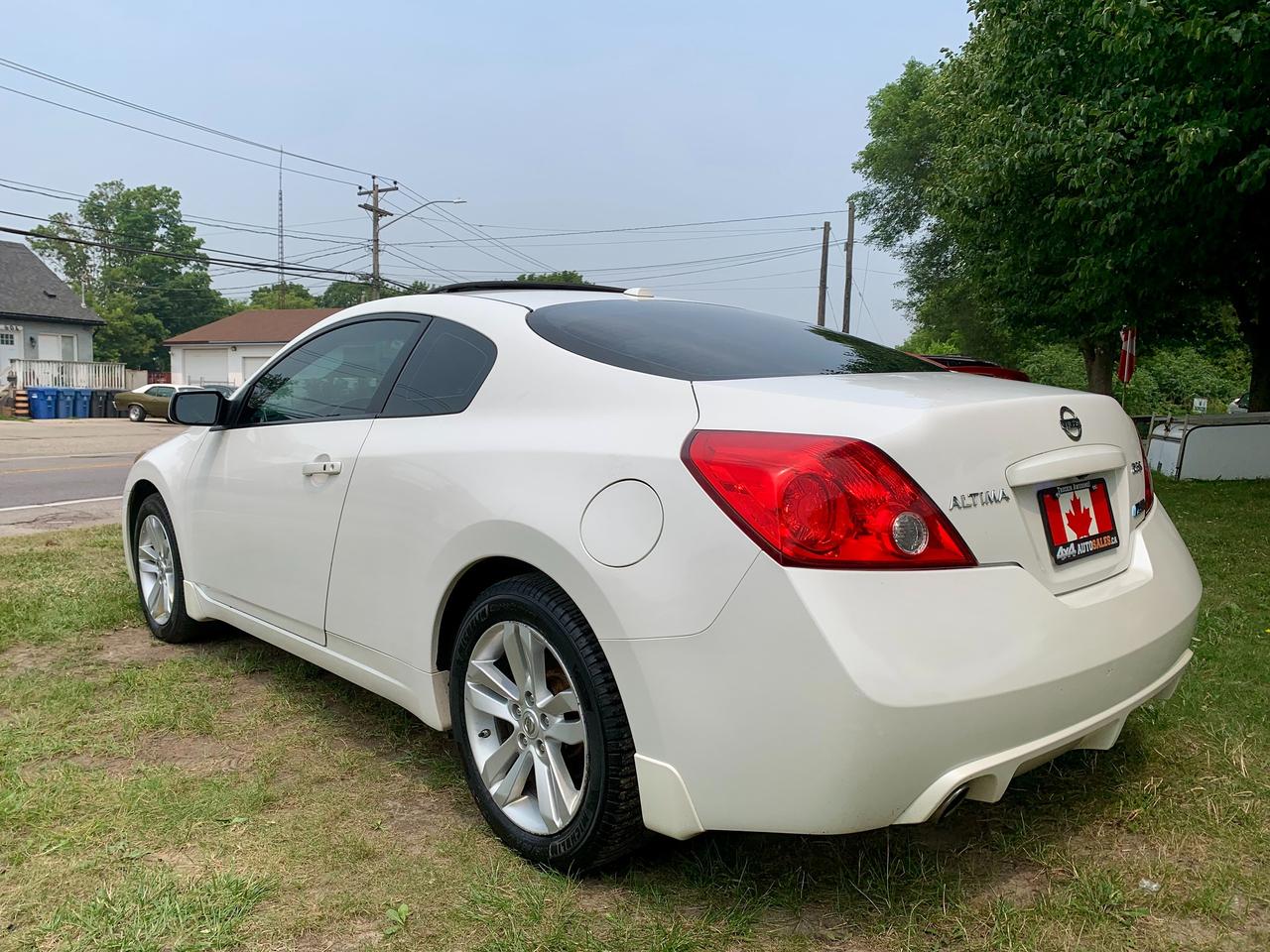 2011 Nissan Altima LOW KM SNRF CERTIFIED NEW BRAKES LEATHER LOADED Photo