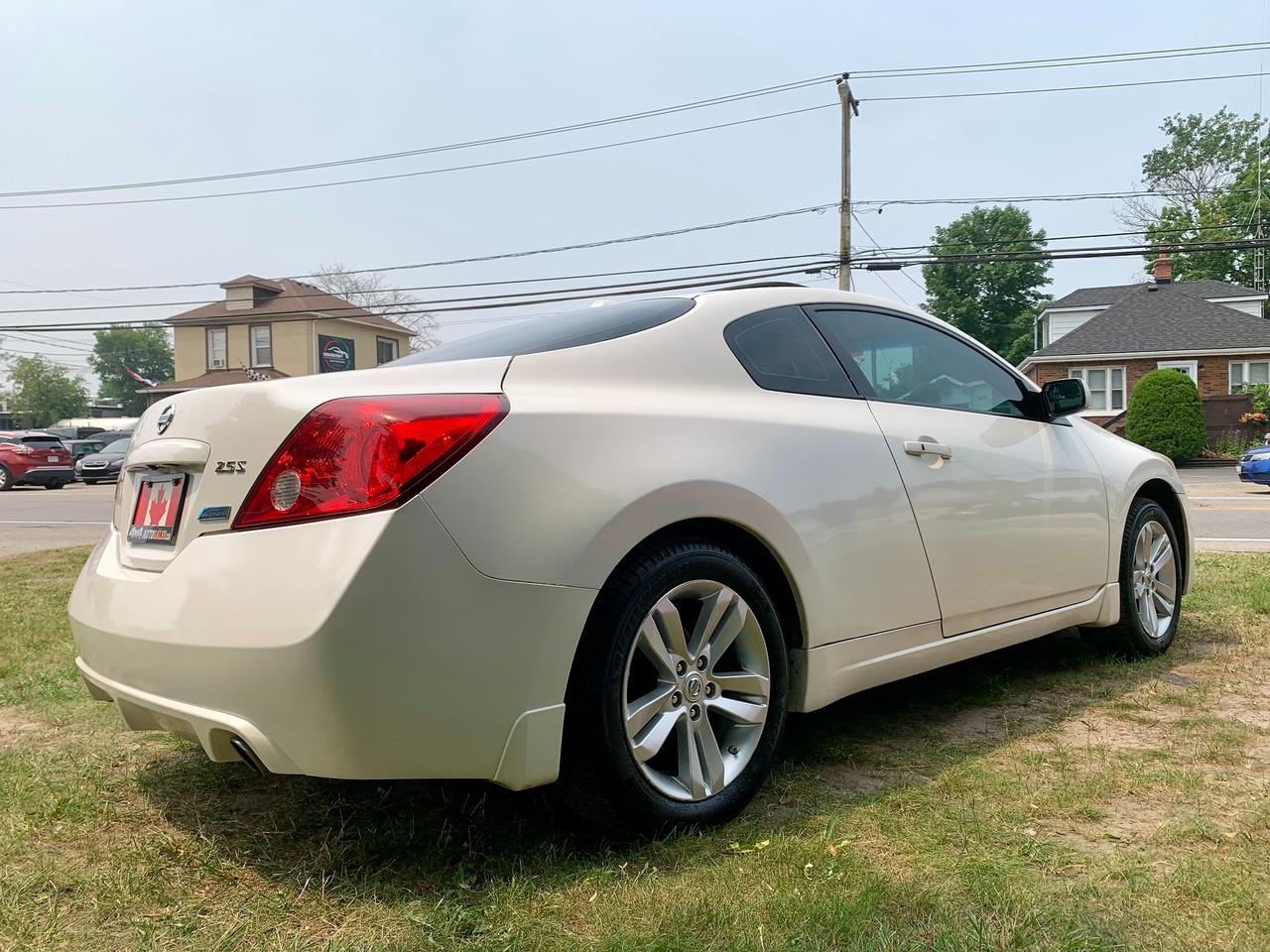 2011 Nissan Altima LOW KM SNRF CERTIFIED NEW BRAKES LEATHER LOADED Photo