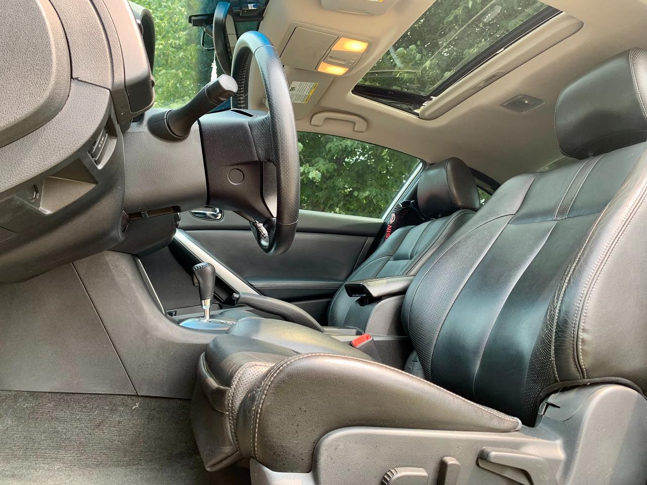2011 Nissan Altima LOW KM SNRF CERTIFIED NEW BRAKES LEATHER LOADED Photo