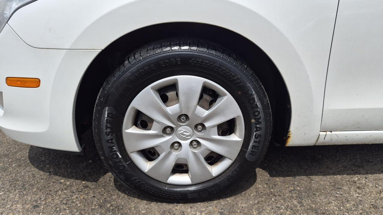 2010 Hyundai Elantra Touring GLS, MANUAL, WAGON, 4 CYL, CERTIFIED Photo