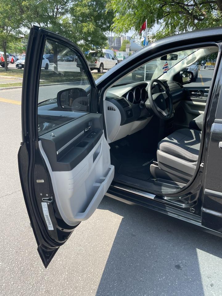 2010 Dodge Grand Caravan SE   ONLY 105,000 KMS Photo