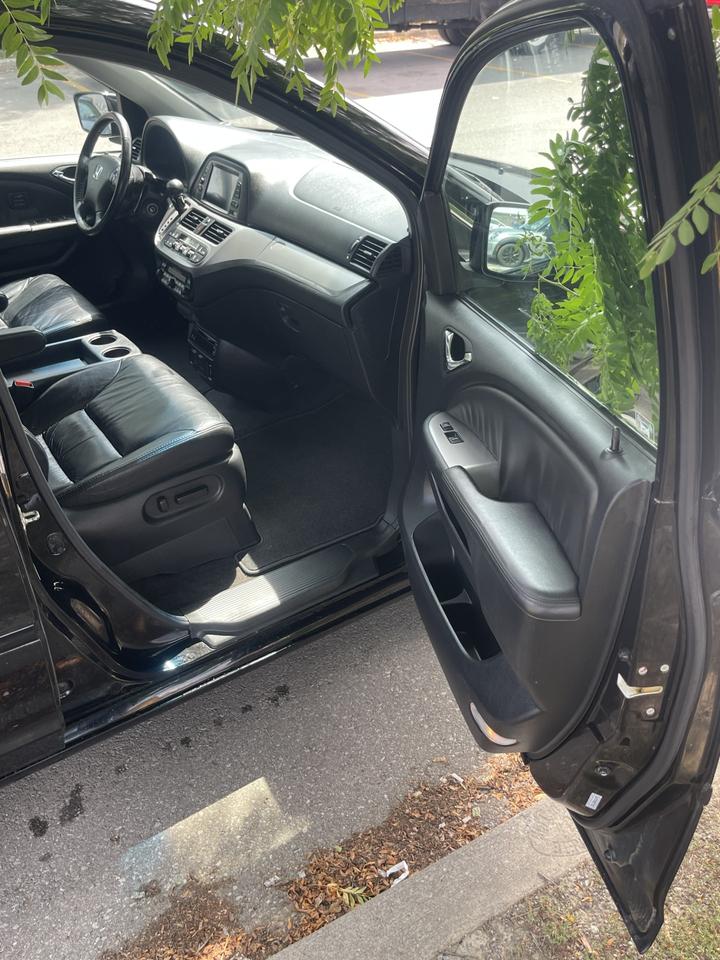 2010 Honda Odyssey TOURING   POWER SLIDING DOORS POWER SUNROOF Photo