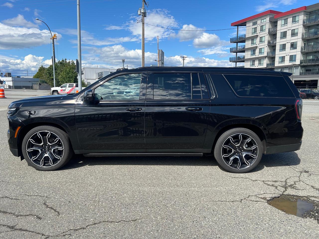 2025 Chevrolet Suburban RST Photo3