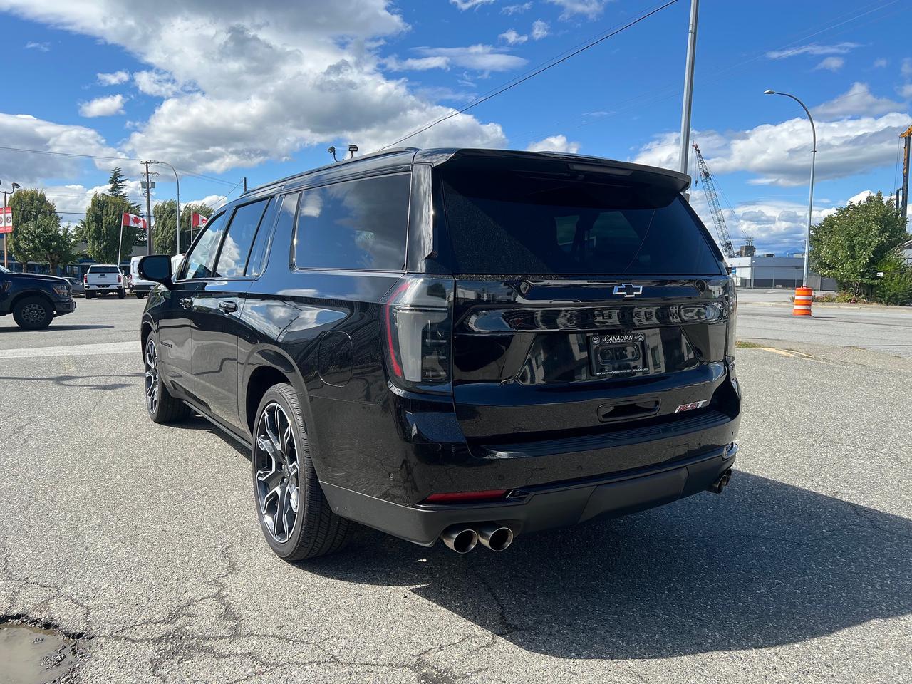 2025 Chevrolet Suburban RST Photo4