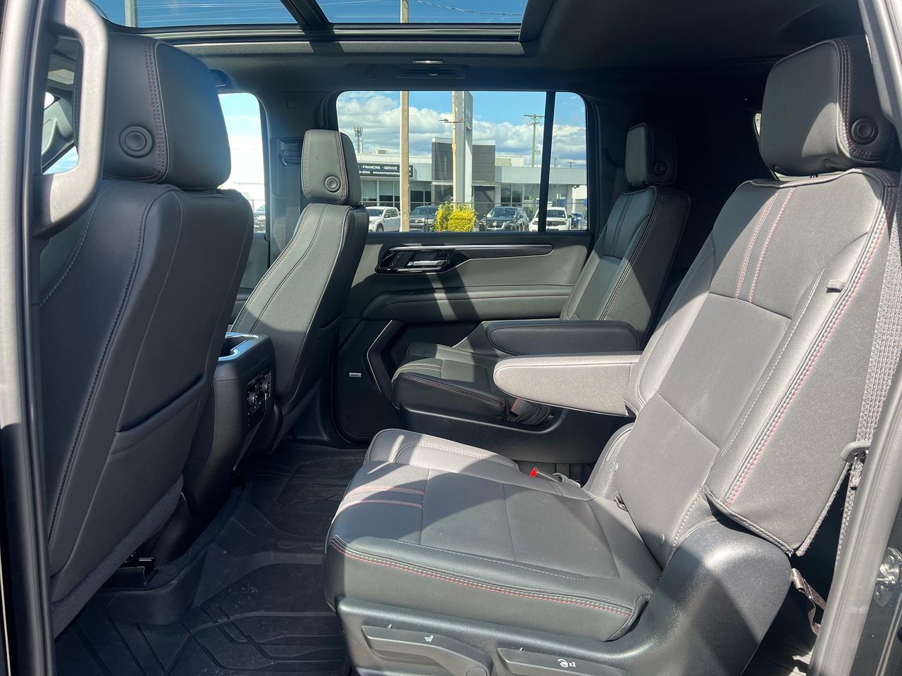 2025 Chevrolet Suburban RST Photo