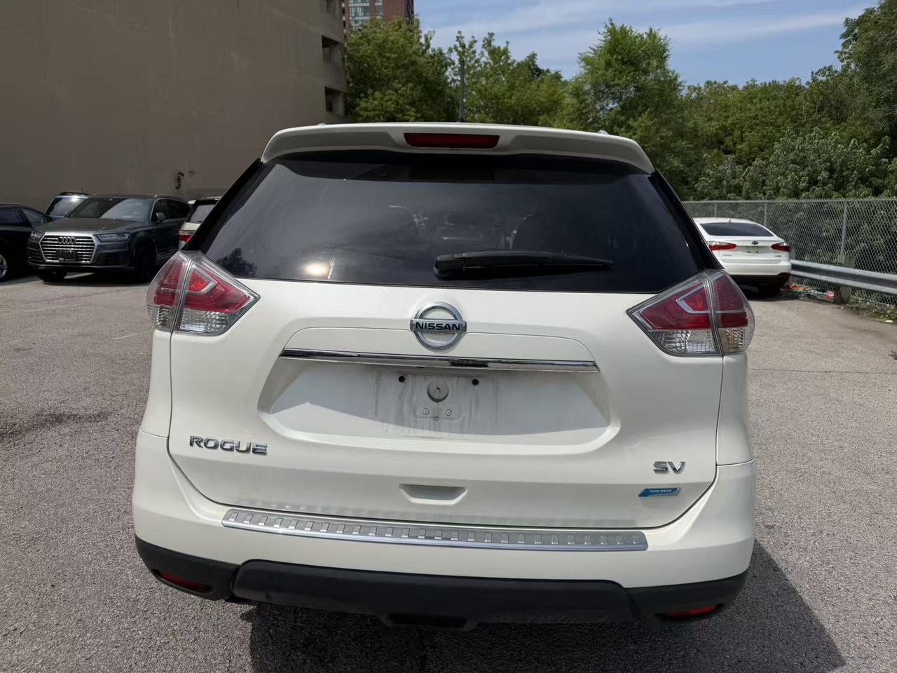 2015 Nissan Rogue SV Photo