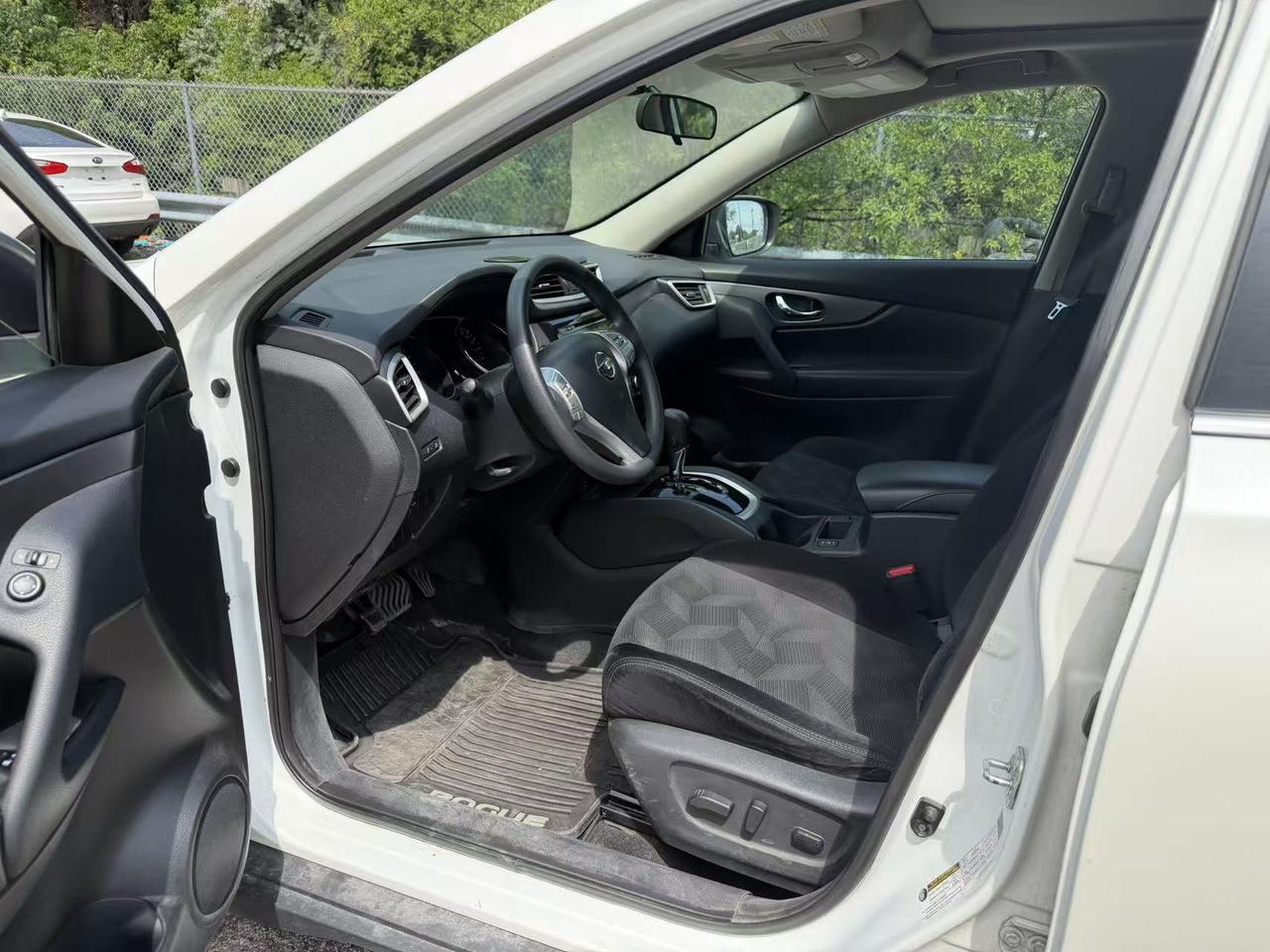 2015 Nissan Rogue SV Photo