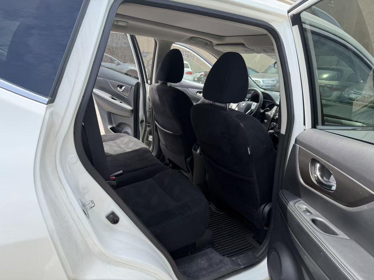 2015 Nissan Rogue SV Photo