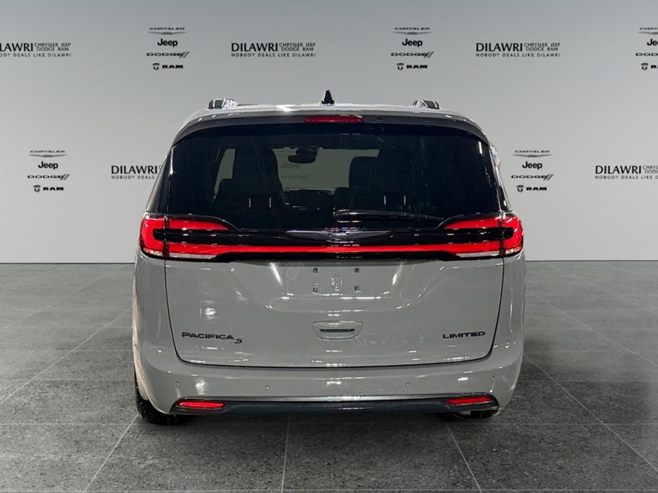 2025 Chrysler Pacifica Limited FWD Photo3