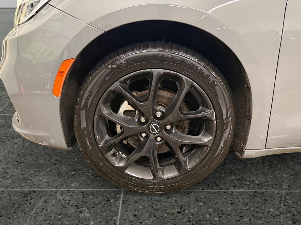 2025 Chrysler Pacifica Limited FWD Photo