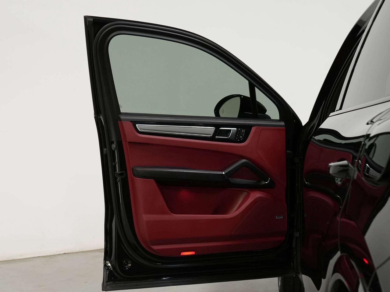 2023 Porsche Cayenne PLATINUM EDITION | E-HYBRID | PREMIUM PLUS | 21 IN Photo