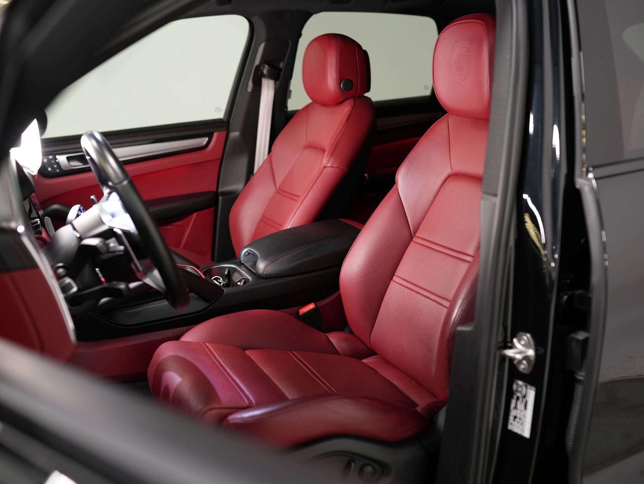 2023 Porsche Cayenne PLATINUM EDITION | E-HYBRID | PREMIUM PLUS | 21 IN Photo