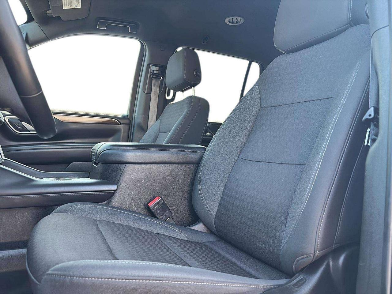 2024 GMC Yukon SLE Photo