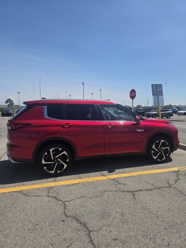 2024 Mitsubishi Outlander Plug-In Hybrid SEL AWD | Leather | Sunroof | Heated Seats + Steering | Blind Spot | Adaptive Cruise | and More ! Photo0