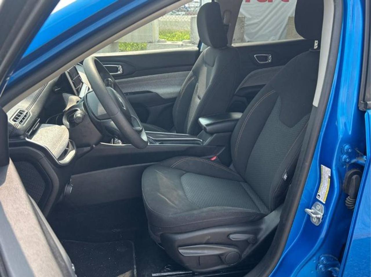 2022 Jeep Compass Sport 4x4 | Heated Seats | Reverse Cam | Carplay + Android Auto | Roof Rails | and More ! Photo