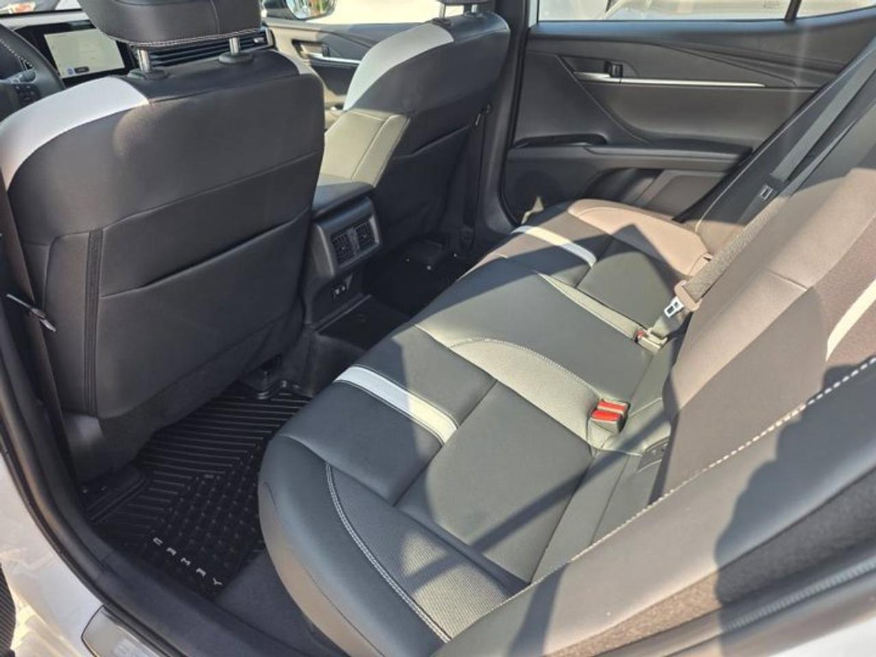 2025 Toyota Camry SE Hybrid | Leather | Power Seat | Radar Cruise | Heated Wheel + Seats | CarPlay + Android & More ! Photo