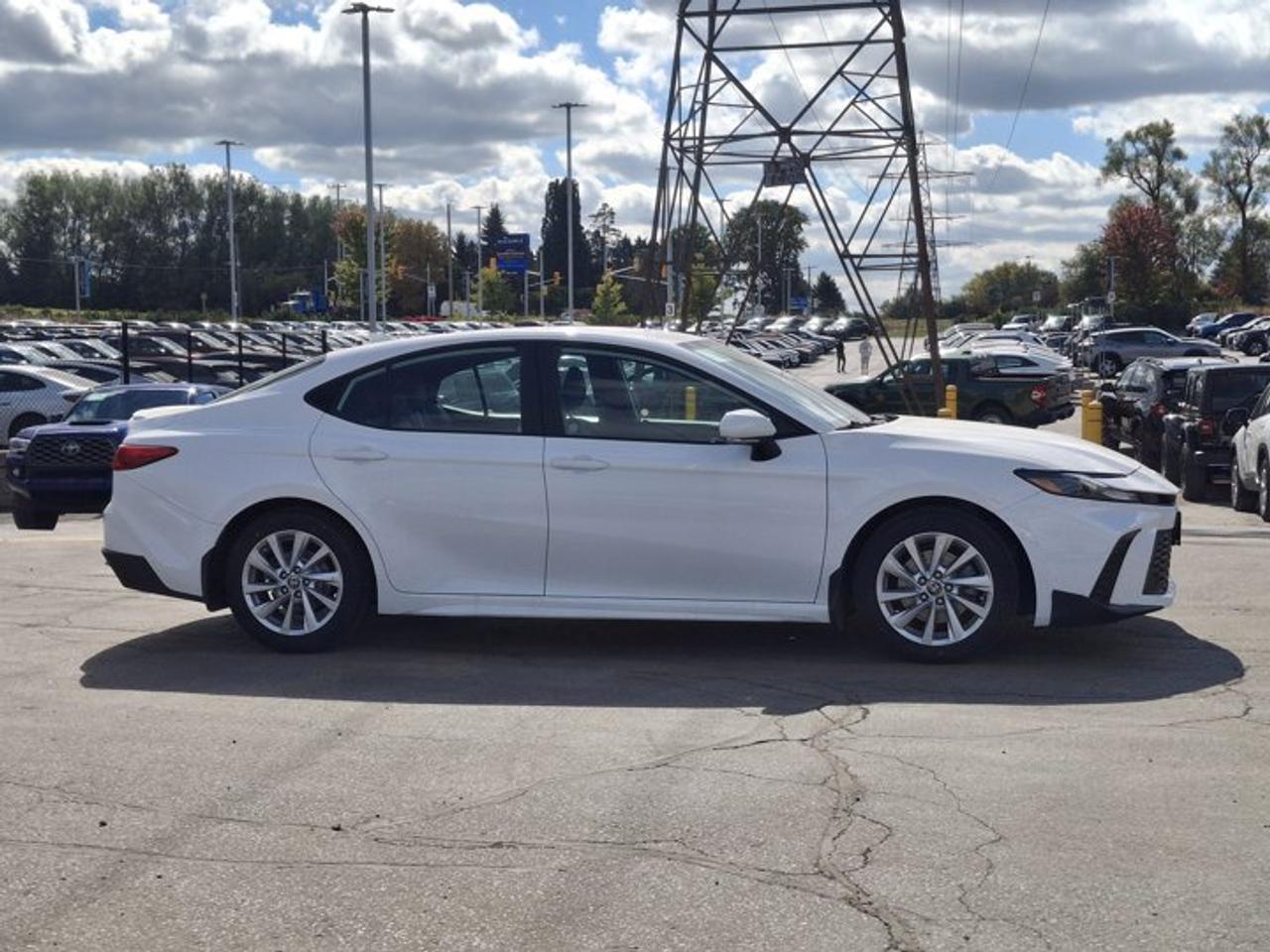 2025 Toyota Camry SE Hybrid | Leather | Power Seat | Radar Cruise | Heated Wheel + Seats | CarPlay + Android & More ! Photo