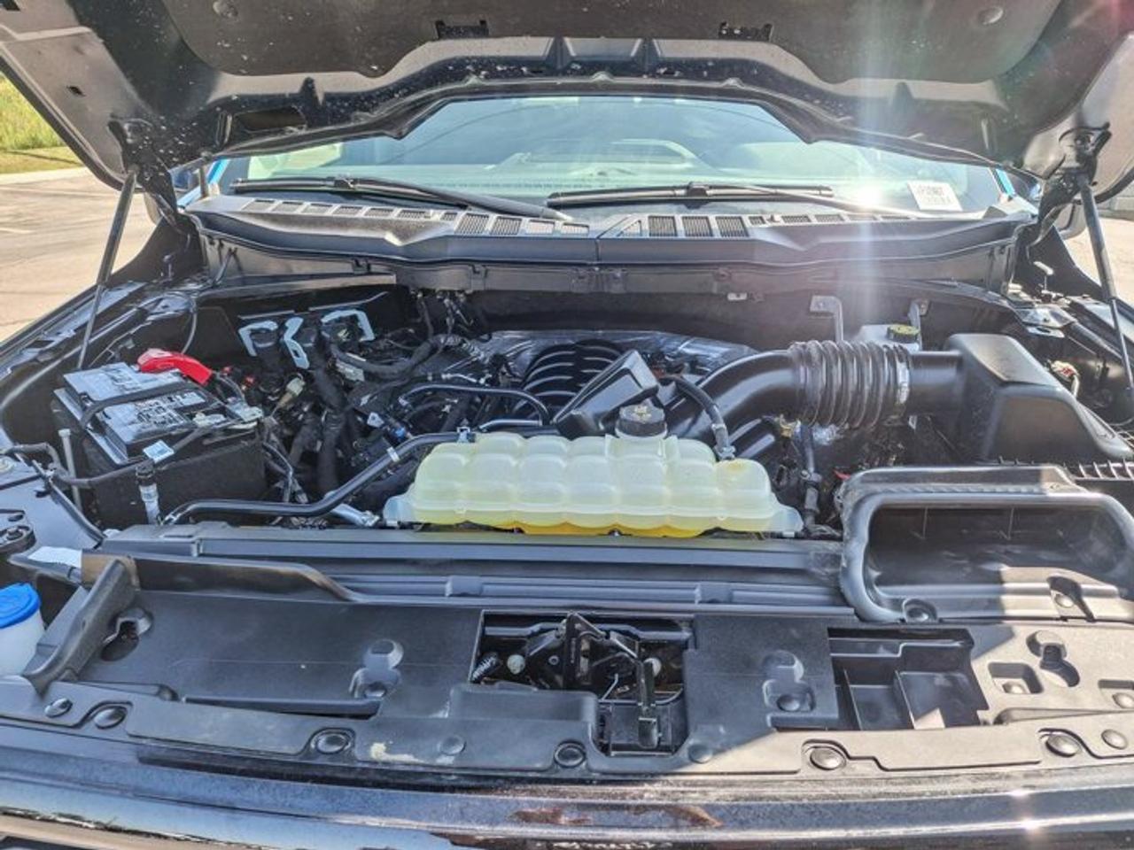 2025 Ford F-150 XLT Crew 4X4 | 5.0L V8 | Power Seat | CarPlay + Android | Rear Camera | and More ! Photo