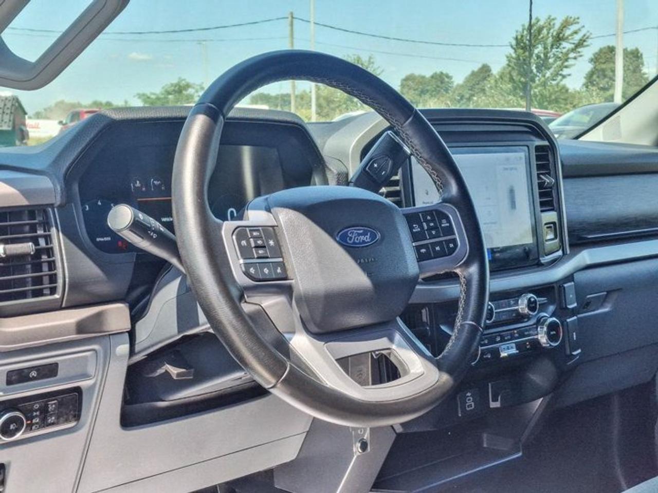 2025 Ford F-150 XLT Crew 4X4 | 5.0L V8 | Power Seat | CarPlay + Android | Rear Camera | and More ! Photo