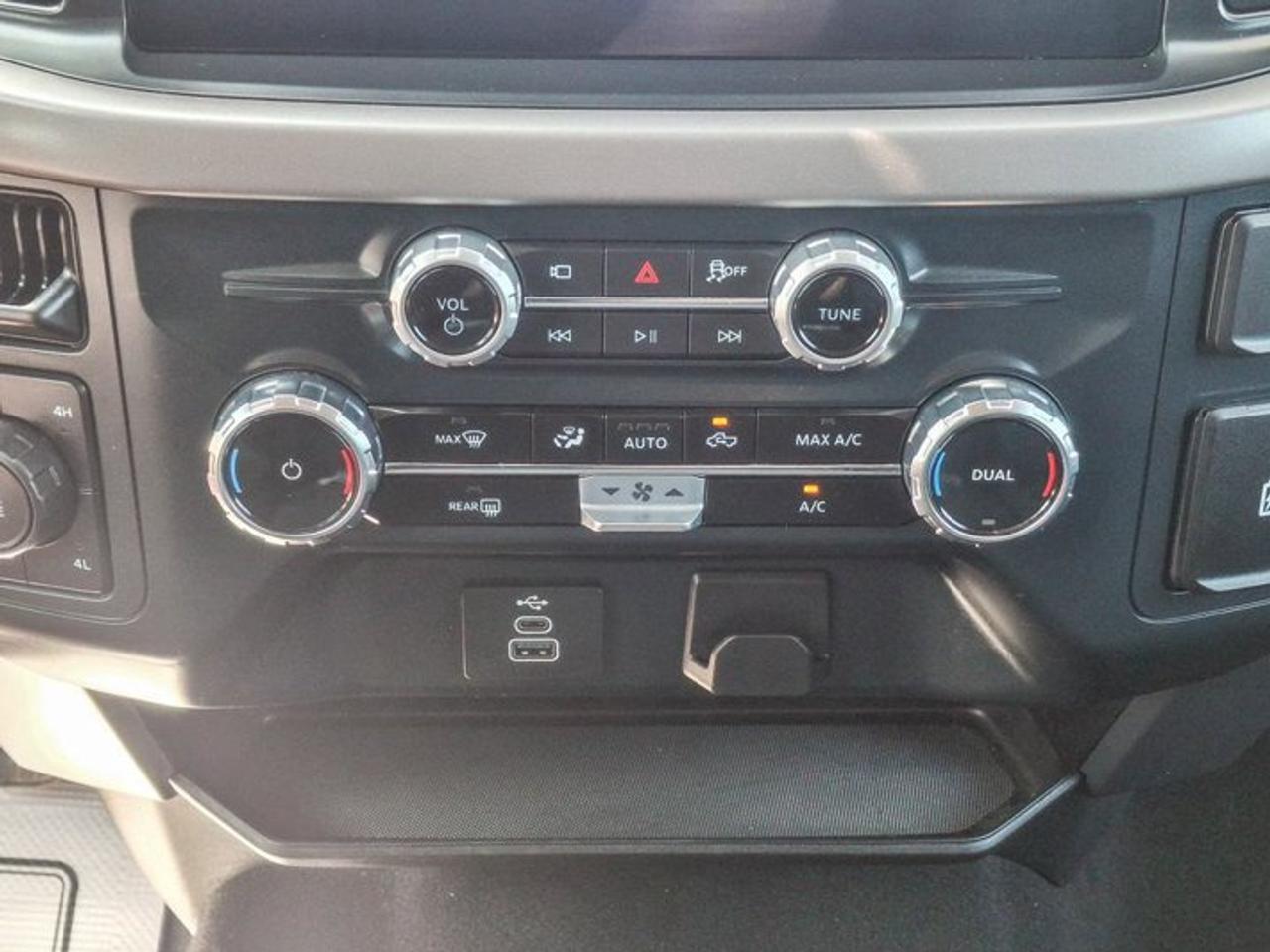 2025 Ford F-150 XLT Crew 4X4 | 5.0L V8 | Power Seat | CarPlay + Android | Rear Camera | and More ! Photo