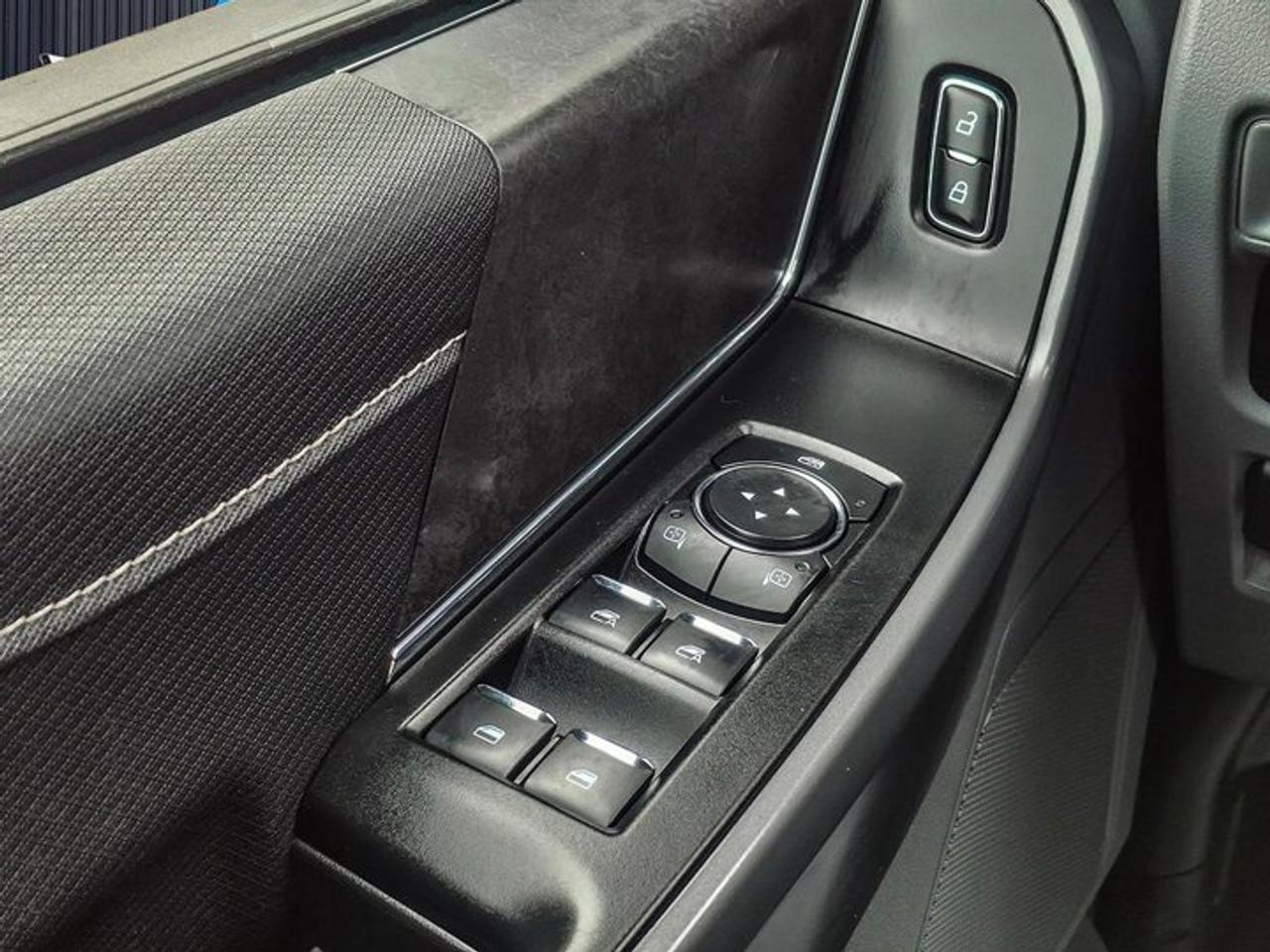 2025 Ford F-150 XLT Crew 4X4 | 5.0L V8 | Power Seat | CarPlay + Android | Rear Camera | and More ! Photo