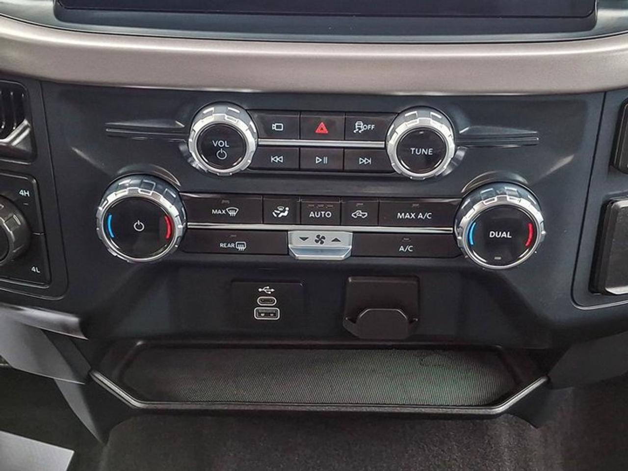 2025 Ford F-150 XLT Crew 4X4 | 5.0L V8 | Power Seat | CarPlay + Android | Rear Camera | and More ! Photo