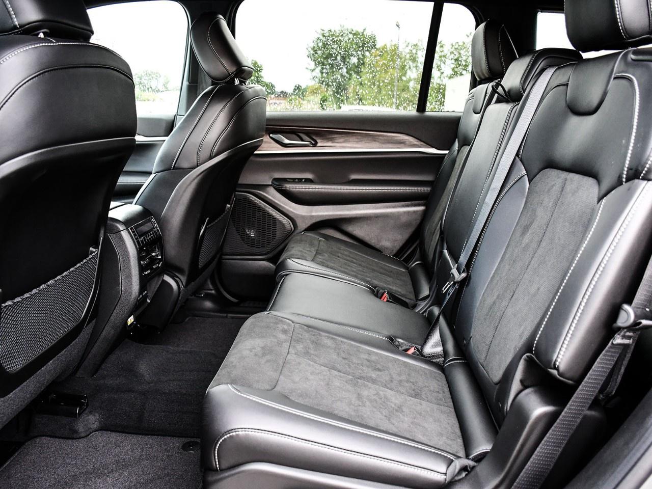 2027 Jeep Grand Cherokee L Laredo Altitude 4x4 Photo