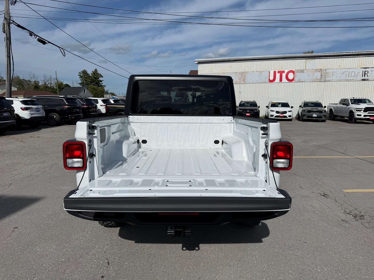 2027 Jeep Gladiator Willys 4x4 Photo