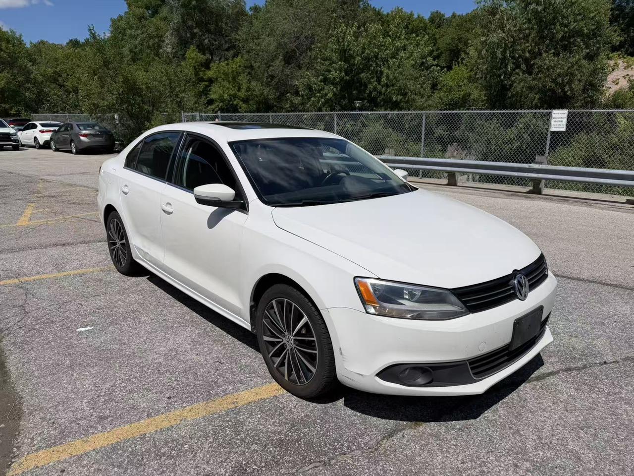 2013 Volkswagen Jetta 4dr Man SEL w/Nav Photo2