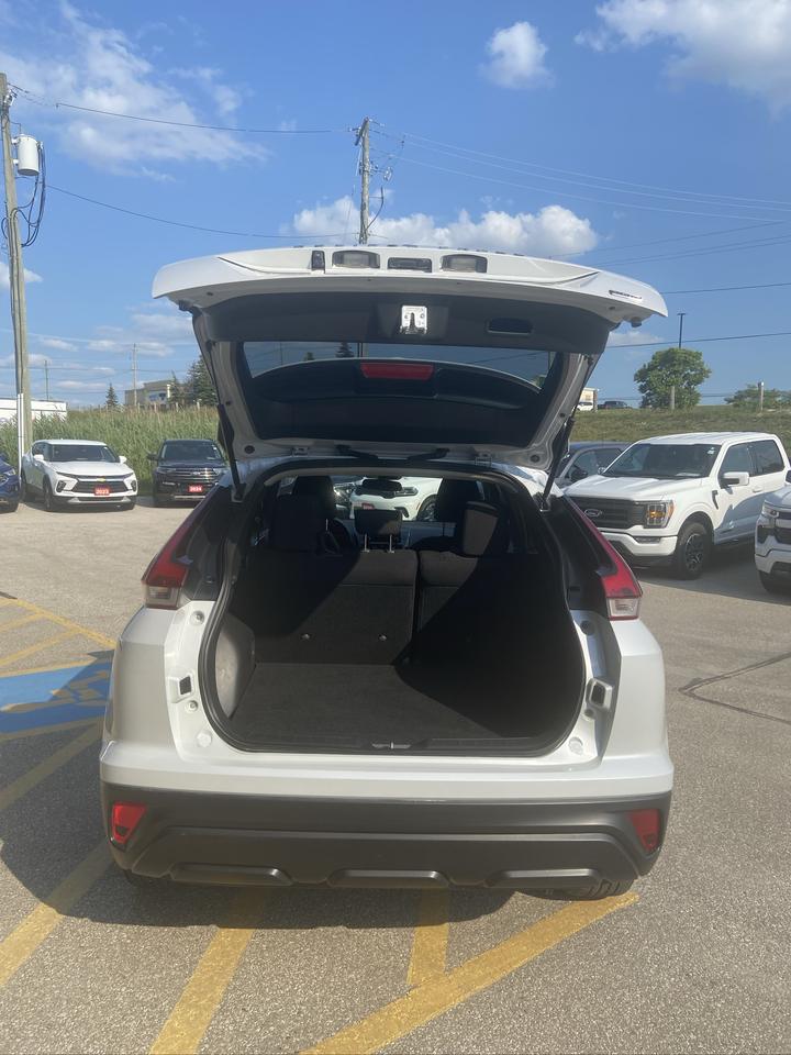 2023 Mitsubishi Eclipse ES Photo4