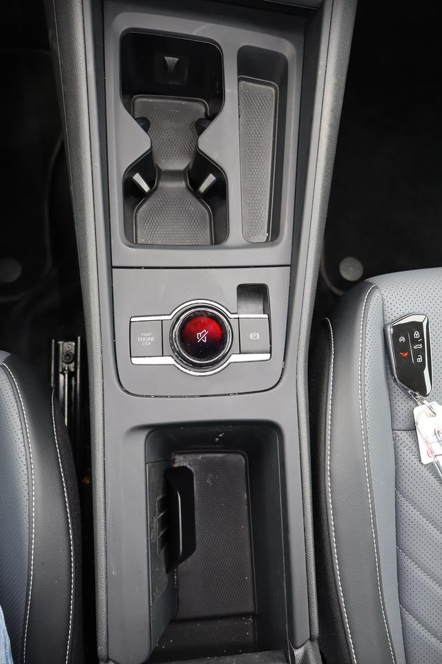 2026 Volkswagen Tiguan Comfortline R-Line Black Edition 4MOTION Photo