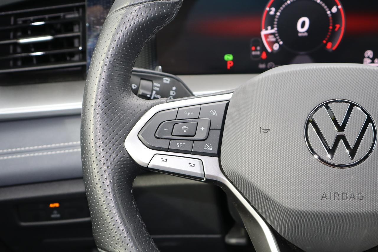 2026 Volkswagen Tiguan Comfortline R-Line Black Edition 4MOTION Photo