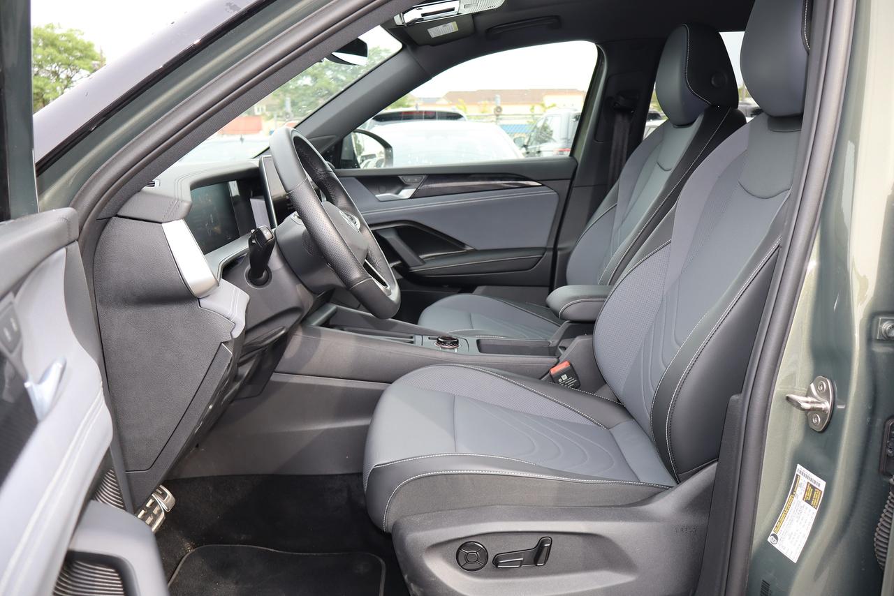 2026 Volkswagen Tiguan Comfortline R-Line Black Edition 4MOTION Photo