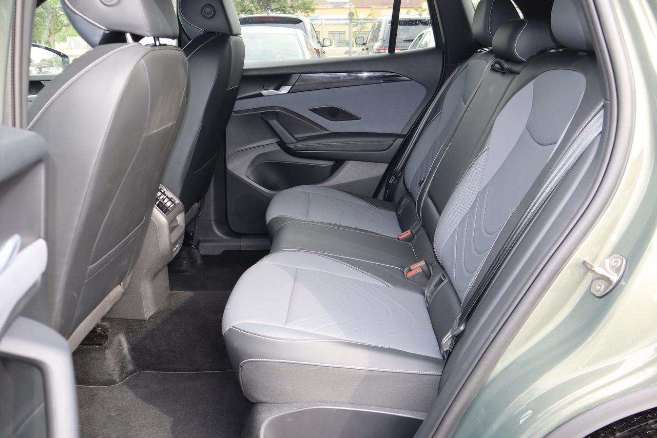 2026 Volkswagen Tiguan Comfortline R-Line Black Edition 4MOTION Photo