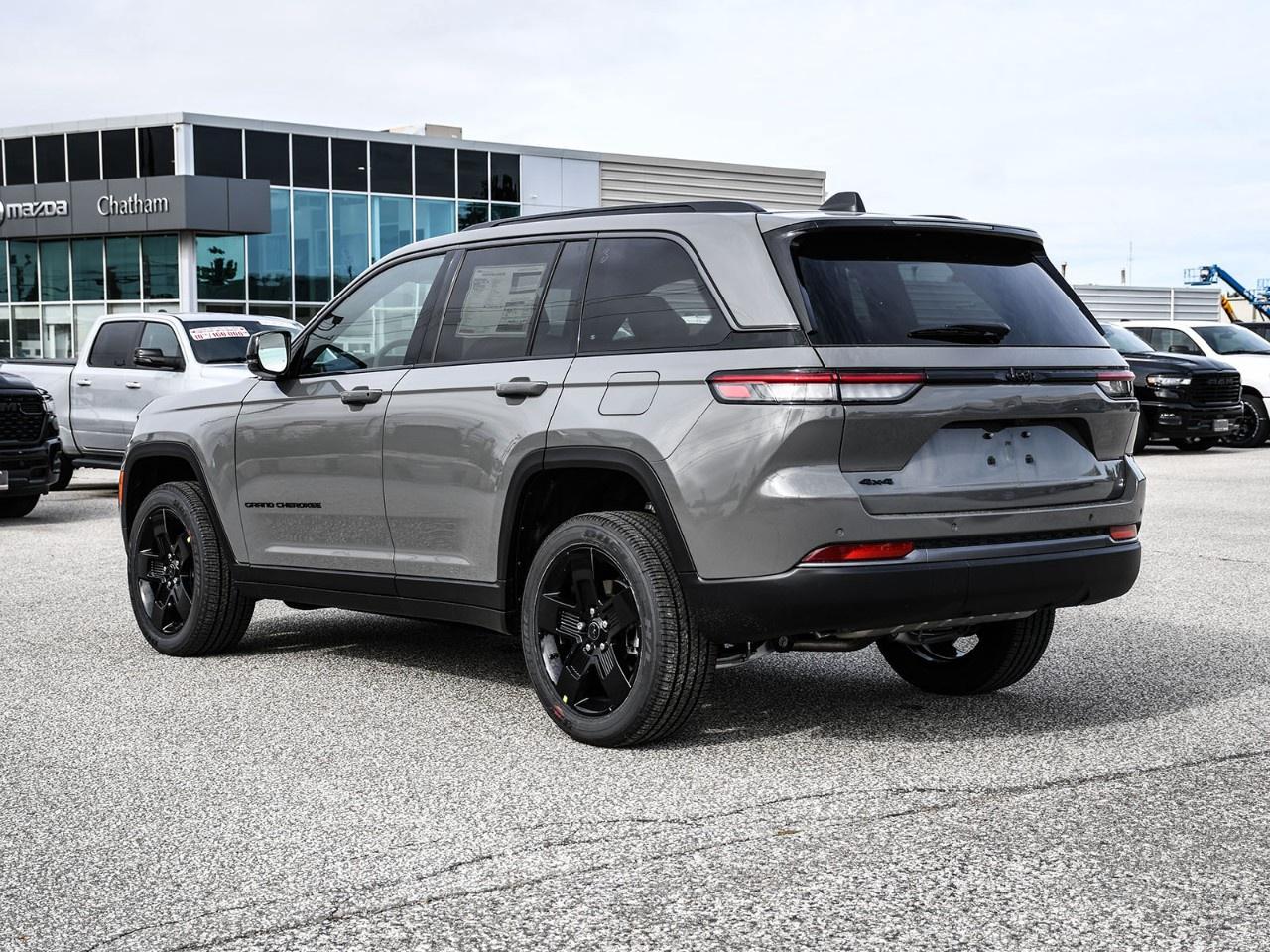 2027 Jeep Grand Cherokee Laredo Altitude 4x4 Photo5