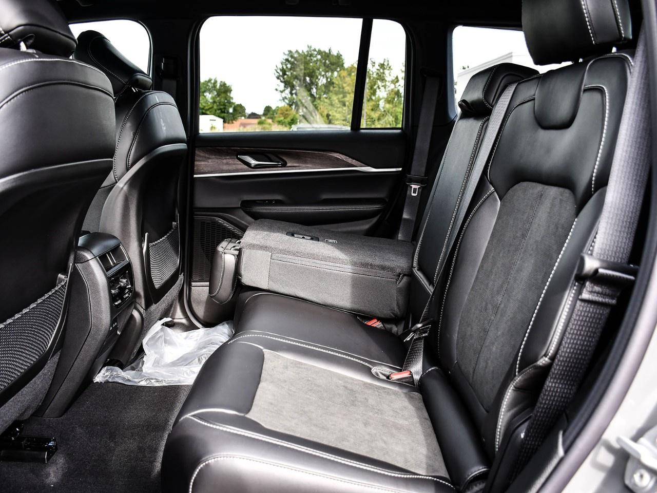 2027 Jeep Grand Cherokee Laredo Altitude 4x4 Photo