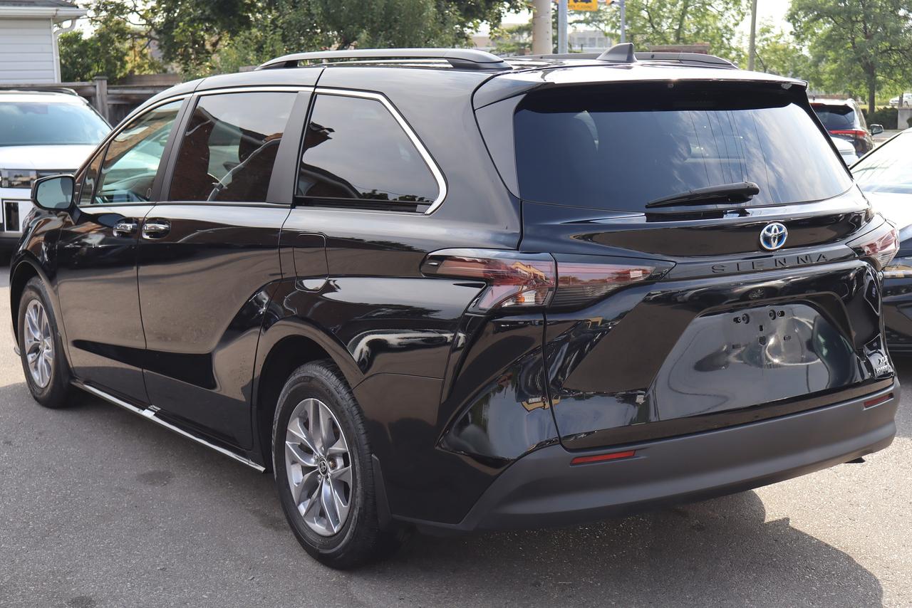 2024 Toyota Sienna XLE Photo