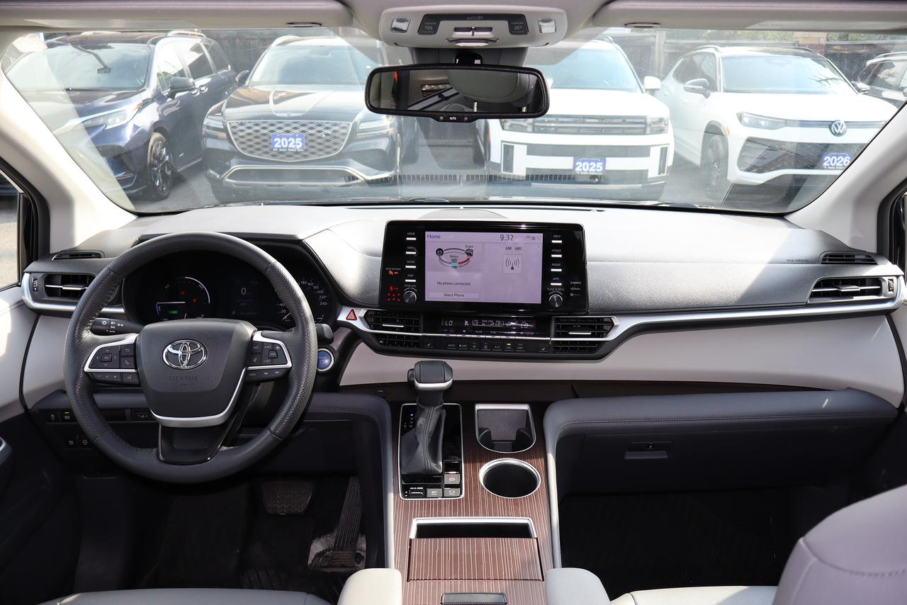 2024 Toyota Sienna XLE Photo