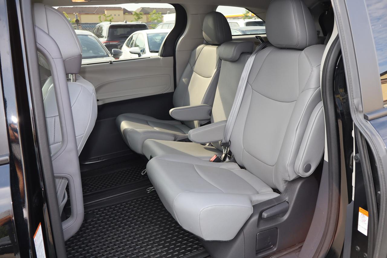 2024 Toyota Sienna XLE Photo