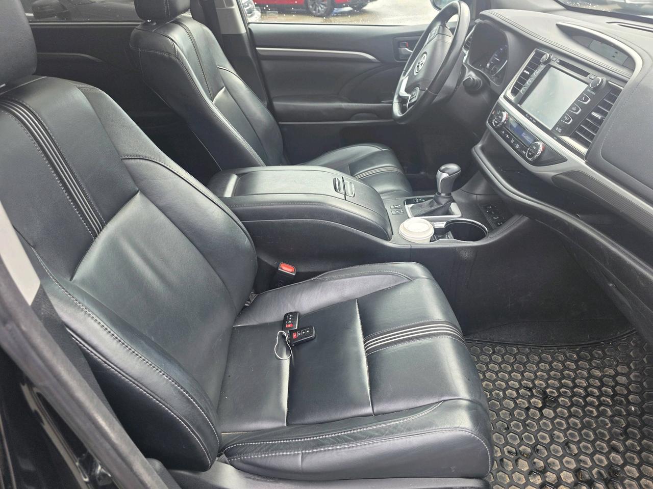2017 Toyota Highlander SE AWD Navi Leather 7 Passangers Photo